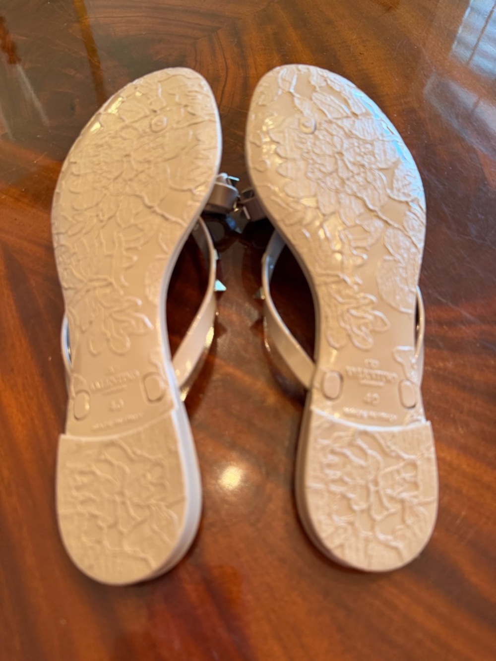 Valentino Garavani Rockstud PVC Jelly Thong Sandals Poudre EU 40 Like New Box - Picture 13 of 15
